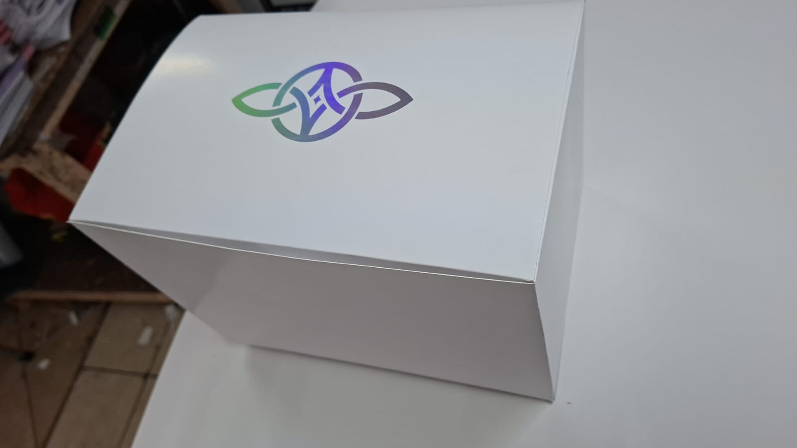 Packaging, en ángulo, marca iridiscente atrapando la luz