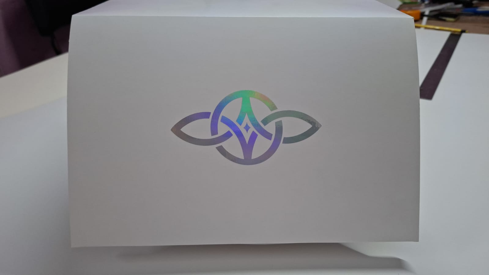 Caja GAMENI, vista superior, logo iridiscente